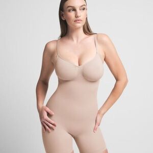 NWOT SKIMS Seamless Sculpt Mid Thigh Bodysuit